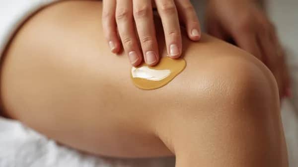 Massage des Oberschenkels mit Öl